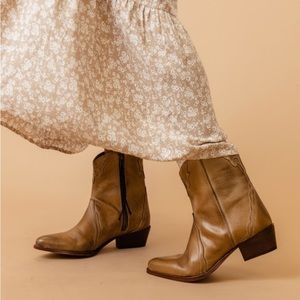 FREE PEOPLE WOMEN'S NEW FRONTIER FASHION BOOTIES - color distressed tan